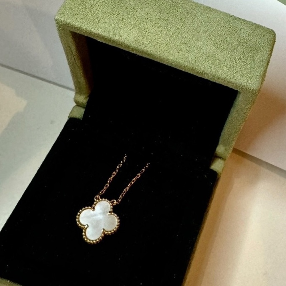 Van Cleef & Arpels - Vintage Alhambra Pendant (18K Yellow Gold, Mother of Pearl)